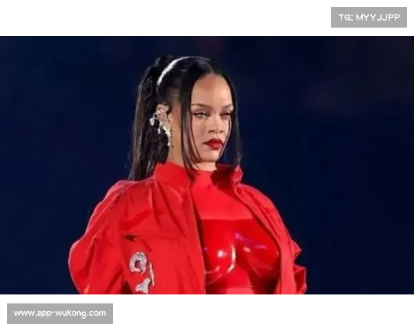 蕾哈娜官宣三胎出生，粉红拳击手套透露格斗情结